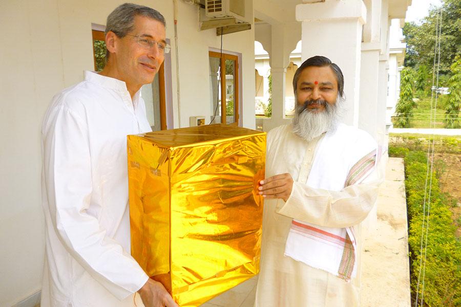 It was a joy for Brahmachari Girish Ji to greet Raja (Dr.) Harris Kaplan on Deepawali and present him a gift. Brahmsthan of India 2012